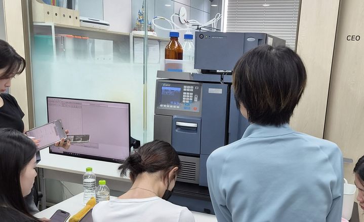 [서울=뉴시스] 덕성여대 바이오·제약 실무역량 강화 프로그램에 참가한 학생들이 실습하고 있다. (사진=덕성여대 제공) 2026.09.21. photo@newsis.com *재판매 및 DB 금지