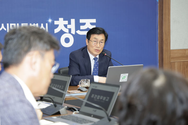[청주=뉴시스] 21일 주간업무보고 주재하는 이장섭 청주시장. (사진=청주시 제공) 2026.09.21. photo@newsis.com *재판매 및 DB 금지