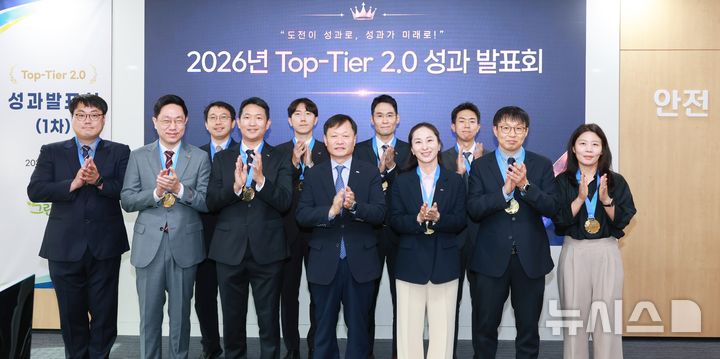 [세종=뉴시스]한국서부발전은 21일 충남 태안 본사에서 '톱티어 2.0 서부가(家) 그린(Green) 대로(大路)' 성과 발표회를 열고 경영혁신 프로젝트의 성과를 점검하고 우수사례를 전사에 공유했다.(사진=서부발전 제공)
