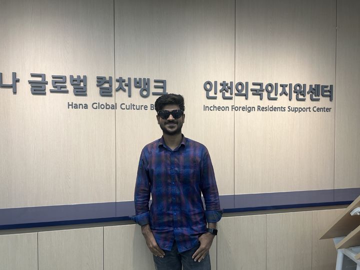 [인천=뉴시스] 박혜민 인턴기자 = 방글라데시 출신 자카리아(28)씨가 19일 인천외국인지원센터에서 카메라를 바라보며 미소 짓고 있다. 2026.09.19. *재판매 및 DB 금지