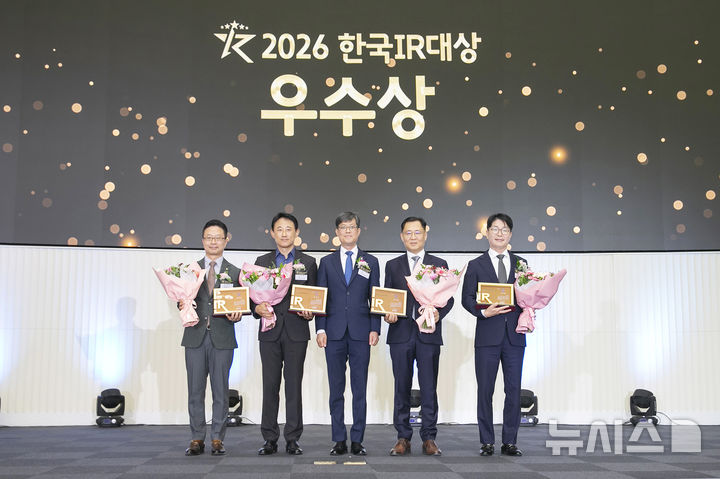 [전주=뉴시스] JB금융지주 최진석(왼쪽부터) 대외협력본부장, HD한국조선해양 성기종 전무, 한국 IR협의회 김기경 회장, 알테오젠 전태연 대표이사, 올릭스 강충길 사장. (사진=전북은행 제공) 2026.09.21. photo@newsis.com