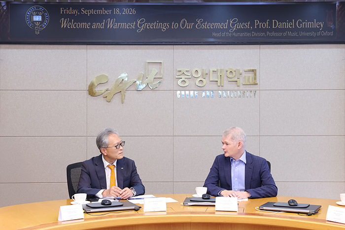[서울=뉴시스] 박세현 중앙대 총장, 대니얼 그림리 영국 옥스퍼드대 인문대학장 겸 음악학과 교수. (사진=중앙대 제공) 2026.09.21. photo@newsis.com *재판매 및 DB 금지
