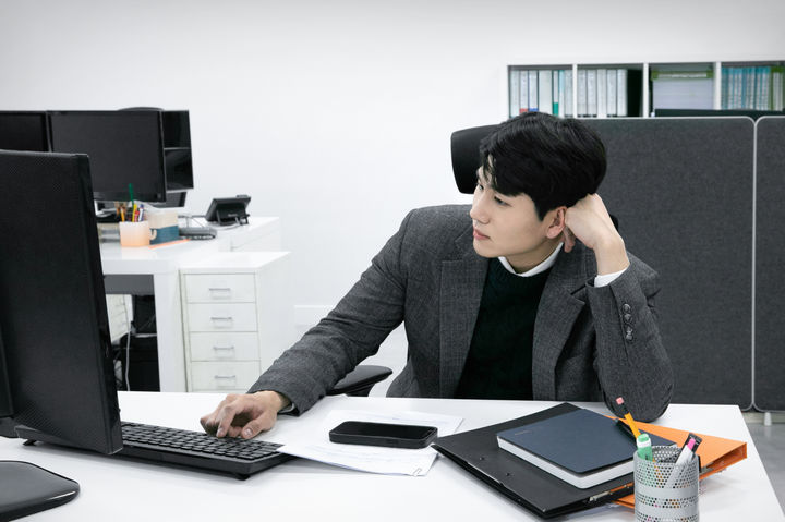 [서울=뉴시스] 남성 팀장이 같은 남성 직원인 자신에게 반복적으로 음식을 직접 먹여줘 불편하다는 사연이 전해졌다. (사진출처=유토이미지) *재판매 및 DB 금지