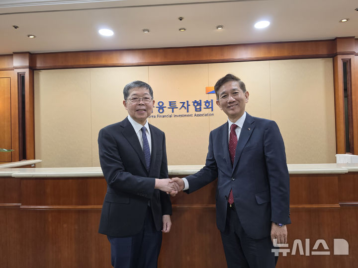 [서울=뉴시스]금융투자협회는 21일 서울 여의도 협회에서 태국채권시장협회(ThaiBMA) 대표단과 간담회를 열고 양국간 채권시장 발전과 자율규제·시장정보 분야 협력을 위한 논의를 진행했다고 밝혔다. (사진 왼쪽 2번째) 황성엽 금투협 회장과 태국채권시장협회 관계자가 기념 사진을 찍고 있다. (사진=금융투자협회 제공) 2026.09.21. photo@newsis.com 