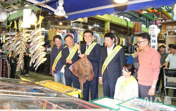 [전주=뉴시스] 추삭 명절을 앞둔 21일 김희수 전북특별자치도의회 의장(가운데)과 이병도 부의장, 정종복 대표의원, 남관우, 윤해아 등이 전주 남부시장 곳곳을 둘러보며 명절 성수품과 지역 농산물, 생필품 등을 직접 구매하는 장보기 행사를 실시했다. 2026.09.21 (사진= 전북저치도의회 제공) *재판매 및 DB 금지