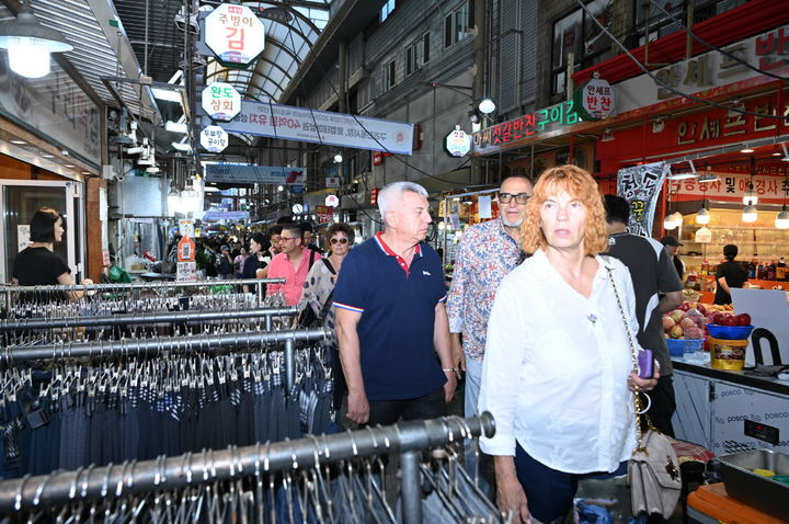 구리전통시장을 둘러보고 있는 불가리아 기자들. (사진=구리시 제공) photo@newsis.com *재판매 및 DB 금지