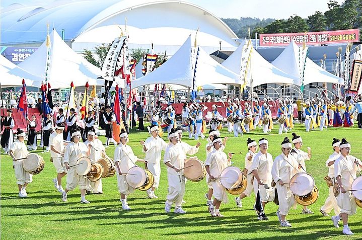 [평창=뉴시스] 제67회 한국민속예술제 참가팀들이 평창 진부면민체육공원에서 농악 공연을 펼치고 있다. (사진=평창군 제공) 2026.09.21. photo@newsis.com *재판매 및 DB 금지