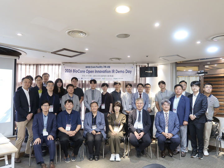 [양산=뉴시스] 행사 참여자들이 기념촬영을 하고 있다. (사진=양산부산대병원 제공) 2026.09.21. photo@newsis.com *재판매 및 DB 금지
