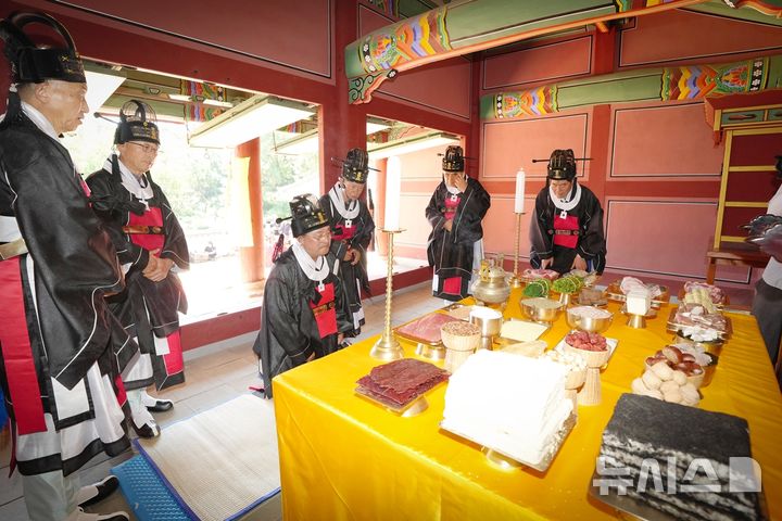 [경기광주=뉴시스] 광주시가 온조왕과 이서 장군을 기리기 위해 숭렬전 추계 제향을 봉행하고 있다. (사진=광주시 제공) 2026.09.21.photo@newsis.com
