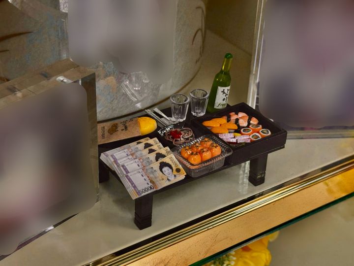 [고양=뉴시스] 이시현 인턴기자 = 추석을 앞둔 21일 경기 고양시의 한 봉안당 봉안함 안에 고인이 생전에 좋아했던 음식 등을 본뜬 미니어처가 놓여 있다. 2026.09.21. *재판매 및 DB 금지