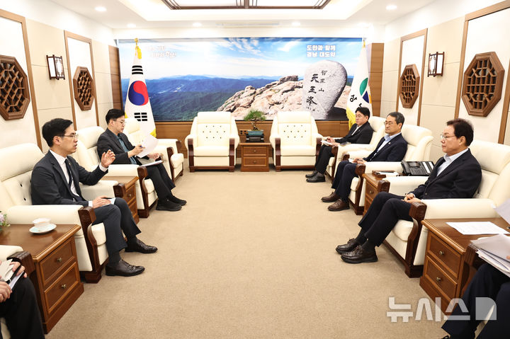[창원=뉴시스]21일 오전 경남도청 졉견실에서 박완수(오른쪽) 도지사가 행정안전부 김민재(왼쪽) 차관과 만나 정부의 미래대응기금 도입에 따른 지방재정 영향 등 주요 현안에 대한 의견을 교환하고 있다.(사진=경남도 제공) 2026.09.21. photo@newsis.com