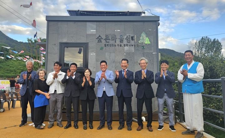 [밀양=뉴시스] 안지율 기자 = 숲촌동 새마을회 관계자와 내빈들이 숲촌마을쉼터 개소를 기념해 기념촬영을 하고 있다. (사진=밀양시 제공) 2026.09.21. photo@newsis.com *재판매 및 DB 금지