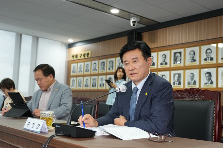[서울=뉴시스] 유찬종 종로구청장이 지난 17일 현장구청장실 주민 건의사항 검토 보고회에 참석하고 있다. (사진=종로구 제공) 2026.09.17. photo@newsis.com *재판매 및 DB 금지