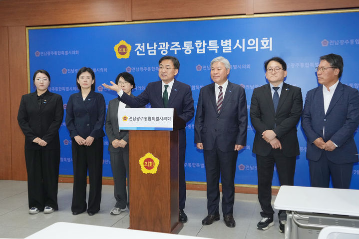[전남광주=뉴시스] 송창헌 기자 =신장식 조국혁신당 대표와 서왕진 전남광주특별시당위원장, 배수진 광산을 지역위원장 등 혁신당 지도부가 21일 전남광주통합특별시의회 광주청사 기자회견을 열고 800조원대 호남 반도체 클로스터에 대한 입장을 밝히고 있다. (사진=혁신당 제공) 2026.09.21 photo@newsis.com *재판매 및 DB 금지