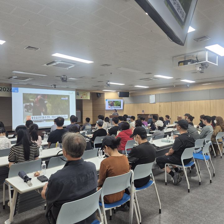 [대구=뉴시스] 대구시 수성구는 하반기 공공일자리사업 참여자들의 작업 중 사고를 예방하기 위한 안전보건교육을 실시했다. (사진 = 대구시 수성구 제공) 2026.09.21. photo@newsis.com *재판매 및 DB 금지