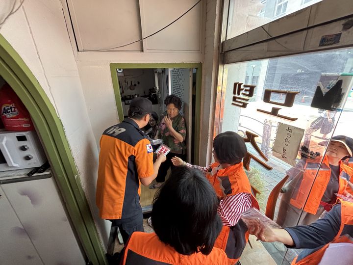 [대구=뉴시스] 대구동부소방서는 추석을 앞두고 동구지역 쪽방을 대상으로 '안전나눔 화재안심' 캠페인을 실시했다. (사진=대구동부소방서 제공) 2026.09.21. photo@newsis.com *재판매 및 DB 금지