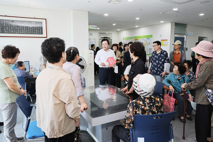 [창원=뉴시스] 강경국 기자 = 강기윤 경남 창원시장이 21일 금강노인종합복지관을 방문해 어르신들의 안부를 살피고 있다. (사진=창원시청 제공). 2026.09.21. photo@newsis.com *재판매 및 DB 금지