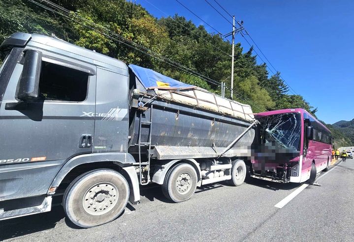 정선군 남면 문곡리에서 발생한 버스와 15t 덤프트럭 교통사고. *재판매 및 DB 금지