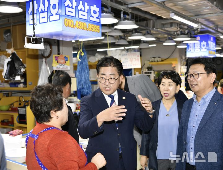 [김포=뉴시스]21일 이기형 경기 김포시장이 추석 명절을 앞두고 김포 대곶면 대명항 현장 방문을 진행했다. (사진=김포시 제공) 2026.09.21. photo@newsis.com