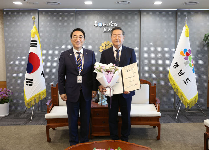 [홍성=뉴시스] 박수현 충남지사가 21일 집무실에서 원성수 신임 충남연구원장에게 임명장을 수여한 후 기념촬영을 하고 있다. (사진=충남도 제공) 2026.09.21 photo@newsis.com *재판매 및 DB 금지