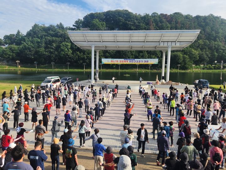 [밀양=뉴시스] 안지율 기자 = 삼문동 야외공연장에서 참가 시민들이 준비운동을 하고 있다. (사진=밀양시 제공) 2026.09.21. photo@newsis.com *재판매 및 DB 금지