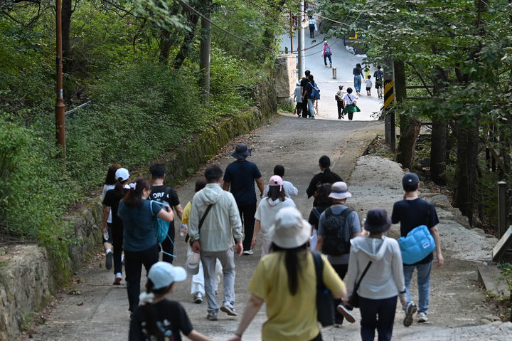 [대구=뉴시스] 대구 남구는 '제39회 앞산자락길 걷기대회'와 '앞산 숲길 건강콘서트'를 성황리에 개최했다. (사진=대구 남구 제공) 2026.09.21. photo@newsis.com *재판매 및 DB 금지