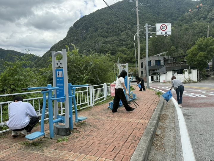 정선시가지에서 추석 맞이 민·관·군 합동 국토대청결 활동을 전개하고 있다.(사진=정선군 제공) *재판매 및 DB 금지