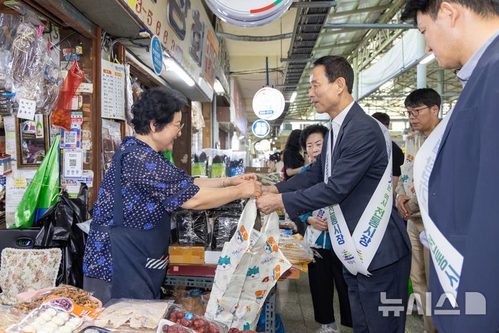 [익산=뉴시스] 최정호 시장은 21일 관내 전통시장을 방문해 제수용품과 명절 먹거리를 구매하며 상인들의 애로사항을 청취하고 있다.(사진=익산시 제공) 2026.09.21. photo@newsis.com