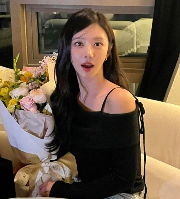 [서울=뉴시스] 이주빈이 꽃다발을 들고 사진을 남기는 모습이다. (사진= 이주빈 SNS 캡처) 2026.09.21. photo@newsis.com *재판매 및 DB 금지