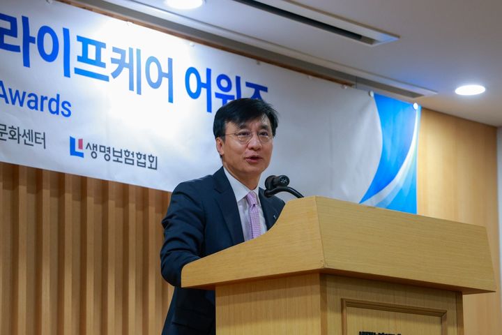 [서울=뉴시스] 김철주 생명보험협회장이 21일 서울 생명보험교육문화센터에서 열린 ‘제1회 생명보험 시니어 라이프케어 어워즈’에서 연설하고 있다. (사진=생보협회 제공) 2026.09.21. photo@newsis.com *재판매 및 DB 금지