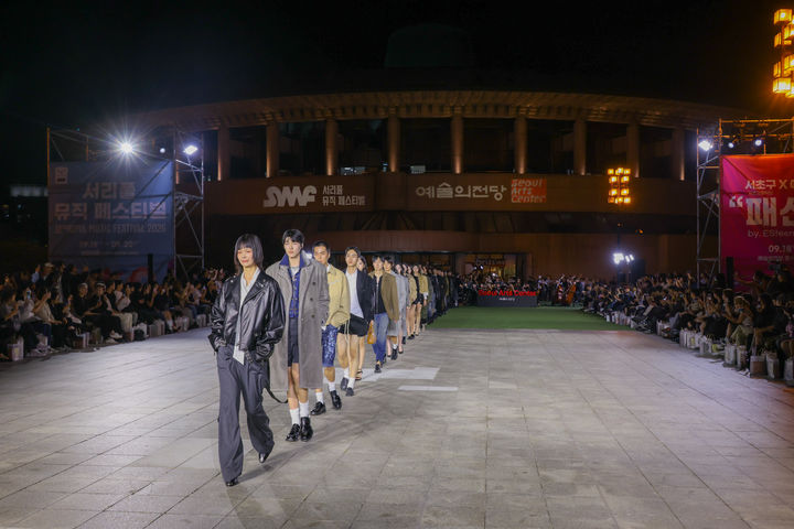 [서울=뉴시스] 지난 18일 서울 서초구 예술의전당 음악광장에서 열린 '서초구 × 예술의전당 패션쇼 by ESteem Collective'에서 에스팀 소속 모델들이 런웨이를 걷고 있다. (사진=서초구 제공) 2026.09.18. photo@newsis.com *재판매 및 DB 금지