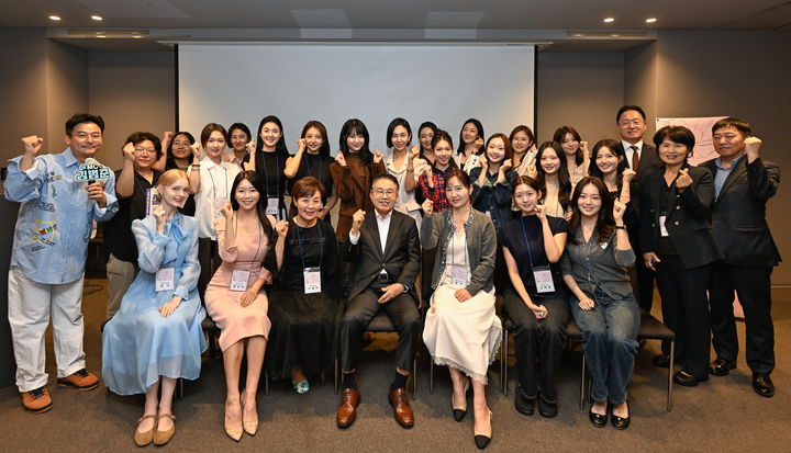 [남원=뉴시스] 지난 18일과 19일 서울 신라스테이마포에서 열린 '2026 춘향 앰버서더 하반기 네트워킹 워크숍', 양충모 남원시장(앞 왼쪽 네번째)과 20여명의 역대 춘향이들이 함께 사진을 찍고 있다. *재판매 및 DB 금지
