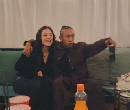 [서울=뉴시스] 도끼와 이하이가 나란히 소파에 앉아 있는 모습이다. (사진= 도끼 SNS 캡처) 2026.09.21. photo@newsis.com *재판매 및 DB 금지