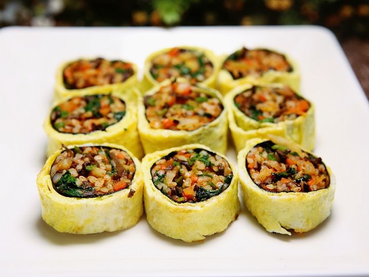 [서울=뉴시스] 명절 음식을 활용한 계란말이 나물 김밥 (사진=농식품정보누리 캡처)