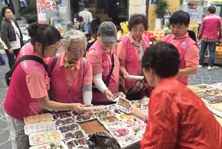 [뉴시스 앵글]거리 청소 나선 제천 자원봉사대학 동문