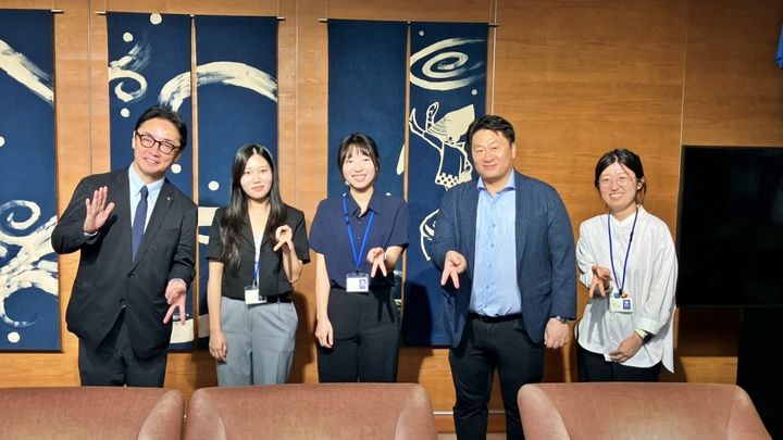 [서울=뉴시스] 한국외대 '표준현장실습 프로그램' 간담회에서 참석자들이 기념 촬영을 하고 있다. (사진=한국외대 제공) 2026.09.21. photo@newsis.com *재판매 및 DB 금지