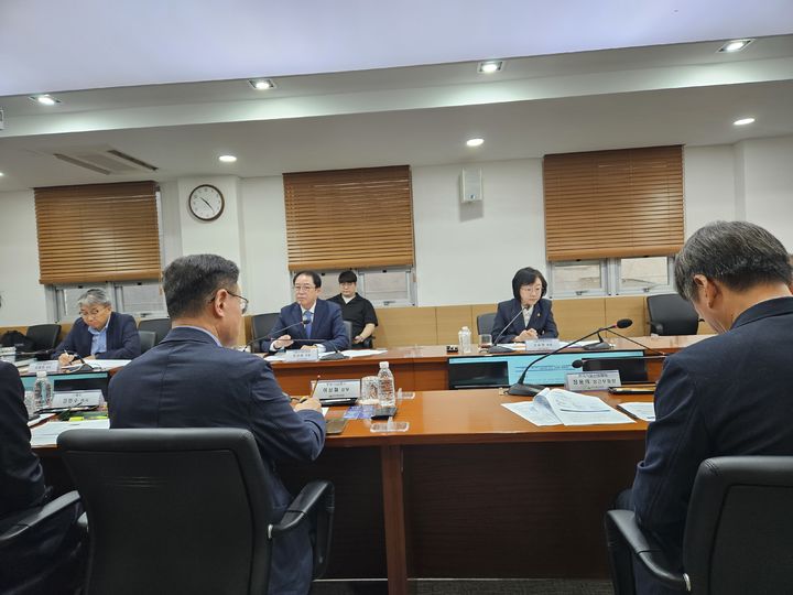 [서울=뉴시스] 송종호 기자=21일 식품의약품안전처는 한중 식품안전 협력 성과가 우리 식품의 중국 진출 확대로 이어질 수 있도록 하고, 수입식품에 대한 안전관리를 강화하기 위해 주요 식품업체와 간담회를 개최했다고 밝혔다. 이날 식약처에서는 오유경 식약처장(오른쪽), 오규섭 식약처 식품안전정책국장 등이 참석했다. 2026.09.21. song@newsis.com *재판매 및 DB 금지