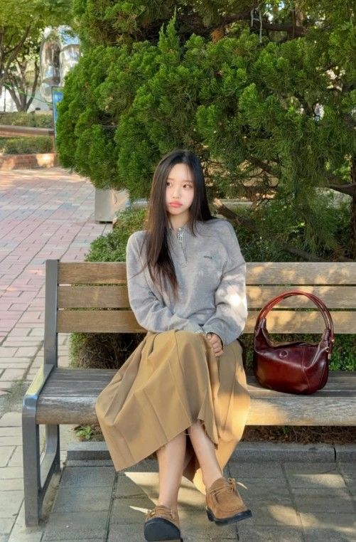 [서울=뉴시스] 이솔이가 벤치에 앉아 포즈를 취한 모습이다. (사진= 이솔이 SNS 캡처) 2026.09.21. photo@newsis.com *재판매 및 DB 금지