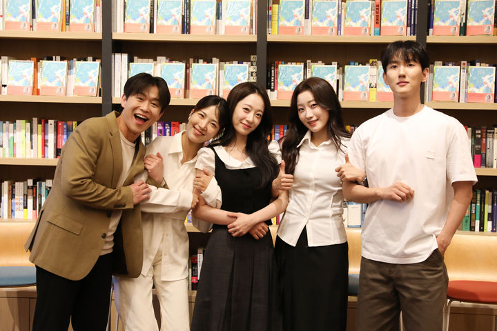 21일 서울 강남구 최인아 책방에서 뮤지컬 '이끼숲' 미디어 쇼케이스가 열렸다. 사진은 '이끼숲'에 출연하는 배우 송유택, 정다예, 전혜주, 윤지우, 이주순. (사진=라이브커넥션 제공) *재판매 및 DB 금지