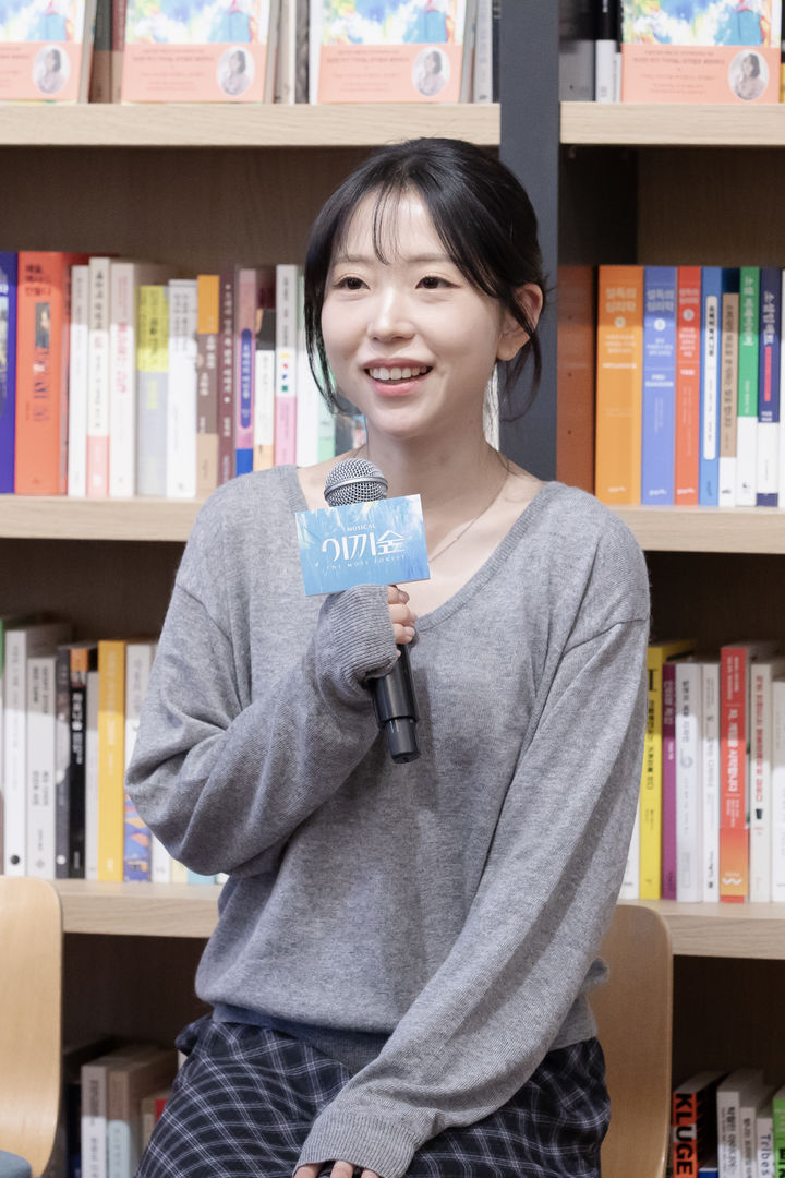 천선란 작가가 21일 서울 강남구 최인아 책방에서 열린 뮤지컬 '이끼숲' 미디어 쇼케이스에 참석해 이야기하고 있다. (사진=라이브커넥션 제공) *재판매 및 DB 금지
