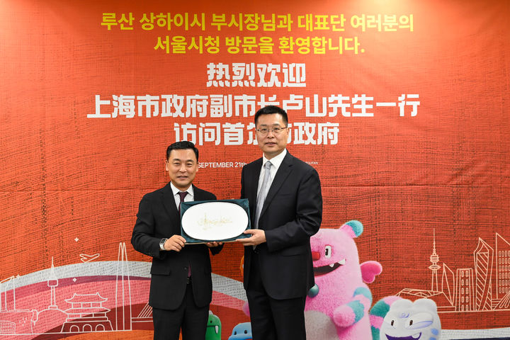 [서울=뉴시스] 정상훈(왼쪽) 서울시 행정1부시장과 루 산 상하이시 부시장이 21일 서울시청에서 면담 기념촬영을 하고 있다. (사진=서울시 제공) 2026.09.21. photo@newsis.com *재판매 및 DB 금지