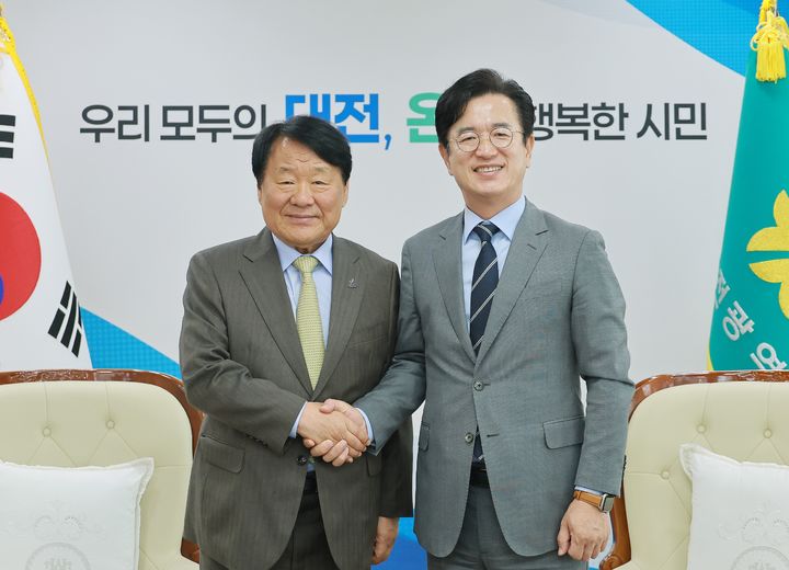 [대전=뉴시스]염홍철 2027 충청 유니버시아드대회 조직위원장이 21일 허태정 대전시장을 예방했다. (사진=대전시 제공) 2026.09.21 photo@newsis.com *재판매 및 DB 금지