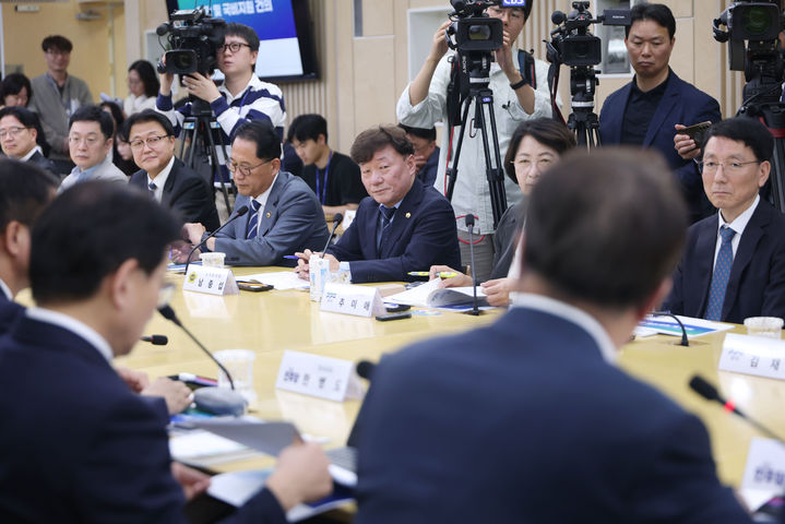 [수원=뉴시스] 남종섭 경기도의회 의장이 21일 경기도 북부청사에서 열린 '경기도-더불어민주당 예산정책협의회'에서 발언하고 있다. (사진=경기도의회 제공) 2026.09.21. photo@newsis.com *재판매 및 DB 금지