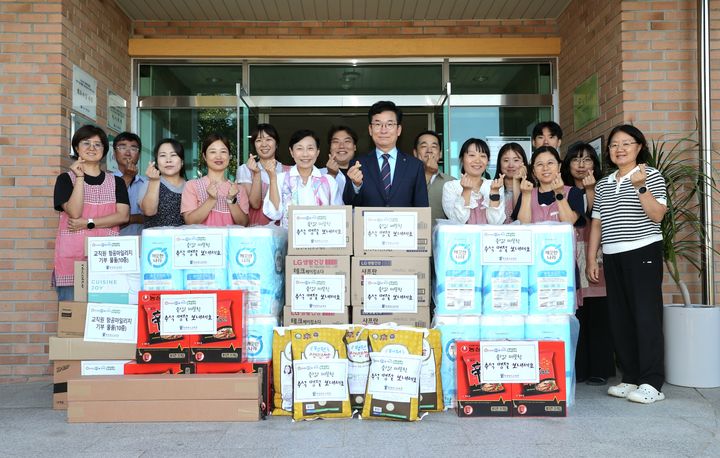 [교육소식]윤건영 충북교육감, 아동복지시설서 온정 나눔 등