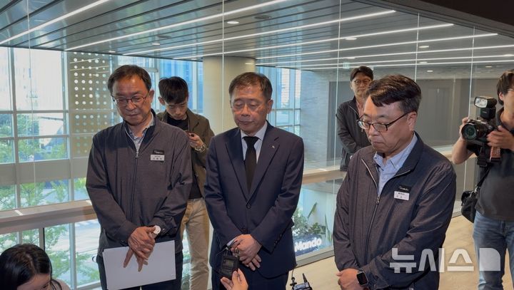 [성남=뉴시스] 류인선 기자 = 조성현(오른쪽 두번째) HL만도 부회장이 21일 경기 성남시 판교 HL사옥에 마련된 기자회견장 앞 복도에서 만도 평택공장 청년 비정규직 고 김승모 중대재해 대책위원회 관계자들과 대치하고 있다. 2026.9.21. ryu@newsis.com