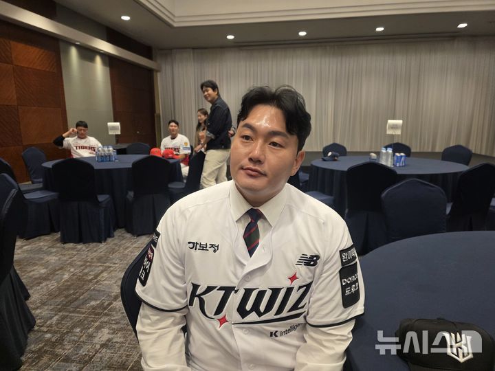 [서울=뉴시스] 김희준 기자 = 최지만이 21일 서울 송파구 서울 송파구 롯데호텔 월드에서 열린 2027 KBO 신인 드래프트에서 2라운드에 전체 15순위로 KT 위즈 지명을 받은 후 취재진과 인터뷰를 하고 있다. 2026.09.21jinxijun@newsis.com