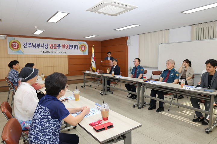 [전주=뉴시스] 21일 전북 전주시 전주남부시장 상인회에 신효섭 전북경찰청장이 방문해 상인들과 간담회를 진행하고 있다. (사진=전북경찰청 제공) 2026.09.21. photo@newsis.com *재판매 및 DB 금지