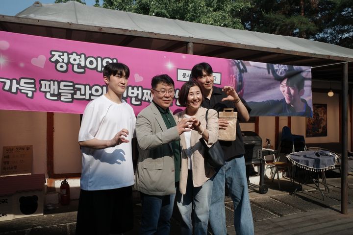 [울산=뉴시스] 2026 아이치·나고야 아시안게임에서 12년 만에 금메달을 획득한 우리나라 남자 농구 대표팀 소속 문정현(오른쪽)·문유현(왼쪽) 형제가 지난 20일 부모님과 기념촬영을 하고 있다. (사진=울산 남구청 제공) 2026.09.21. photo@newsis.com *재판매 및 DB 금지