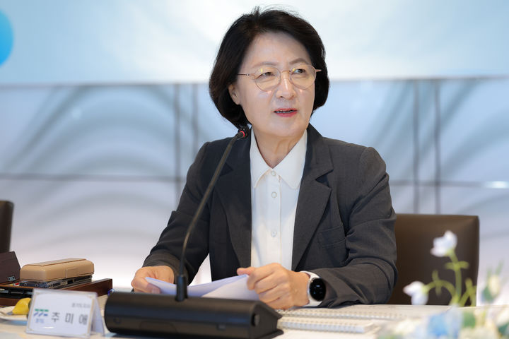 [수원=뉴시스] 추미애 지사가 21일 오후 수원컨벤션센터에서 열린 과밀억제권역 자치단체 공동대응협의회에서 인사말을 하고 있다. (사진=경기도 제공) 2026.09.21. photo@newsis.com *재판매 및 DB 금지