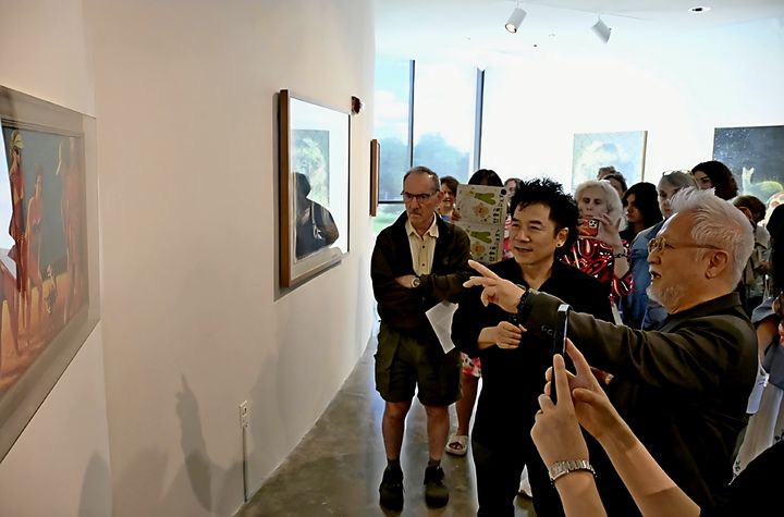 워싱턴 D.C. 아메리칸대학교 미술관에서 열린 개인전에서 안창홍 작가가 작품을 설명하고 있다. *재판매 및 DB 금지